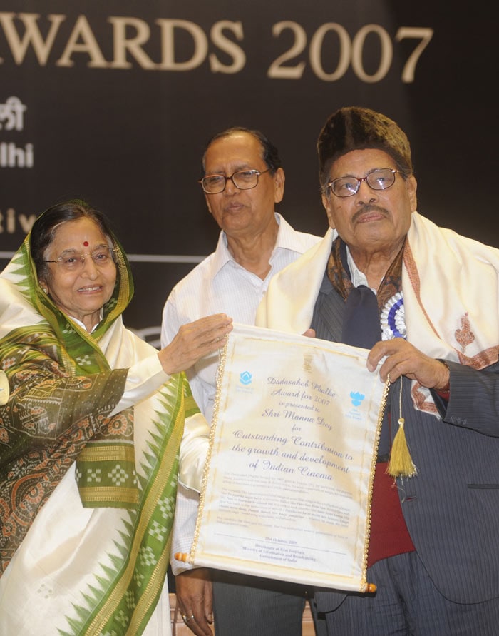 President Pratibha Patil (L) presents the Dadasaheb Phalke award to singer Manna Dey (R), who has recorded more than 3,500 songs in various Indian languages, at the 55th National Film Awards Function in New Delhi on October 21, 2009. President Patil presented the awards for best feature film, actors and director of national cinema.&nbsp; (Photo &amp; Text: AFP)